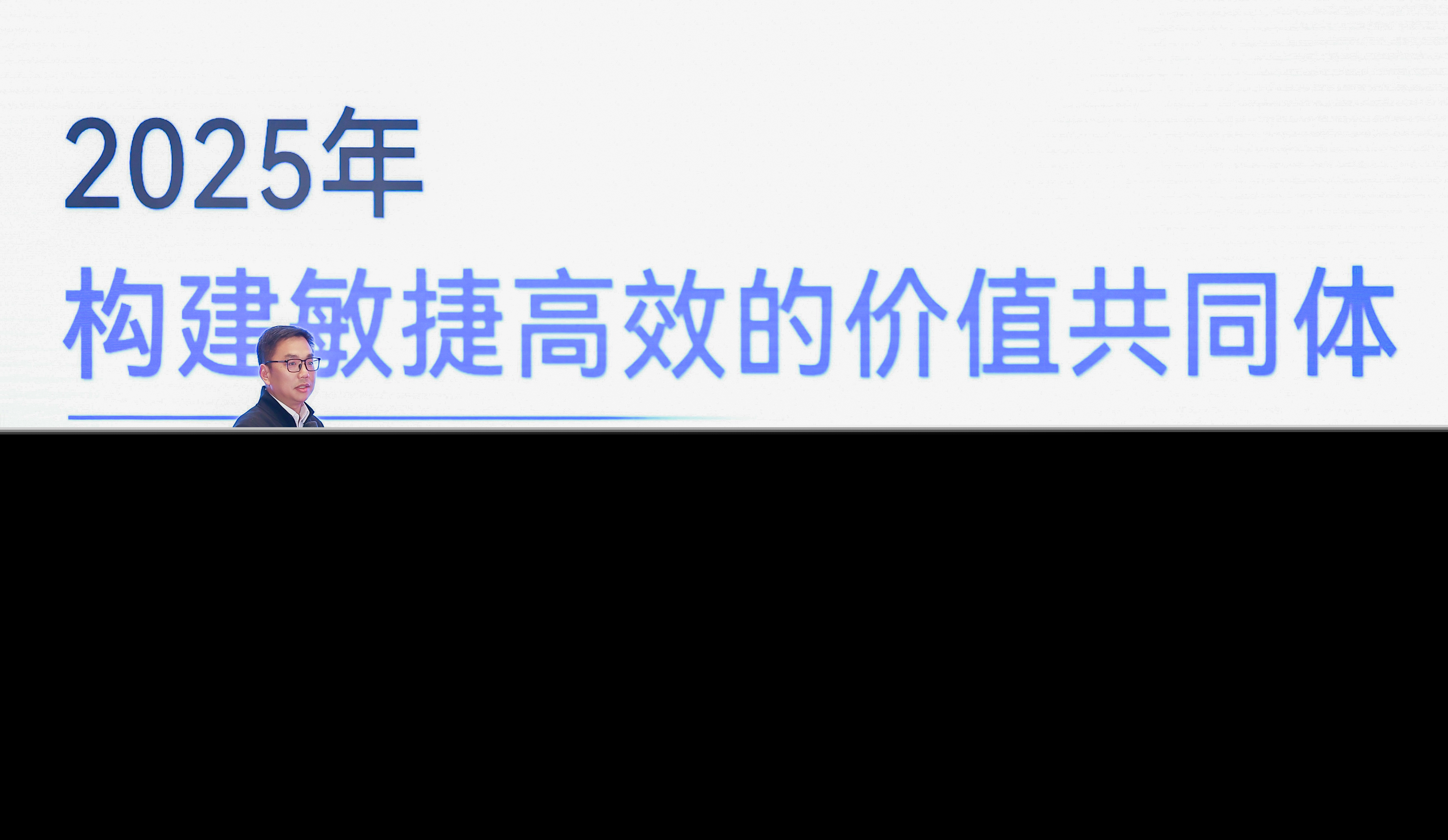 閃攀機器人線下揭幕